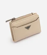 Billetera pequeña tipo sobre Satinato, color beige, confeccionada en poliuretano con textura símil cuero. Cuenta con cierre de cremallera superior, compartimento exterior para tarjetas y aplicación metálica triangular con el logo de la marca en el frente.