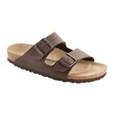 Sandalia Birkenstock modelo Arizona, con dos correas ajustables con hebillas metálicas, plantilla anatómica de corcho y suela de goma.
