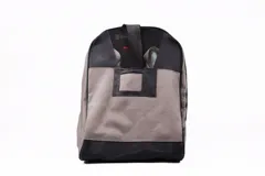 Bolso Flying Eagle para patines con diseño de camuflaje en tonos grises y negros, con la inscripción "Rolling With Wings" en el lateral.