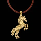 Collar con dije de caballo rampante en bronce, de textura artesanal y terminación orgánica, suspendido de un tiento de cuero marrón.