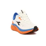 Championes deportivos Diadora modelo Proton, color blanco con detalles en naranja vibrante y azul eléctrico. Presentan una suela gruesa y texturizada en naranja, con una capa intermedia azul. El logo de Diadora es negro en el lateral.