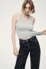 Jean tobillero estilo barrel de cinco bolsillos en denim de algodón rígido, con diseño curvo en las piernas y tiro alto.