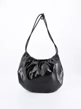 Bolso tote negro de tela brillante con fruncido superior y ajuste de cordón con pieza metálica.