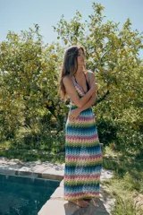 Vestido largo de punto calado con patrón de rayas en zigzag multicolor, escote en pico y tirantes finos.