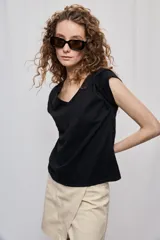 Remera negra de manga corta con escote en V y silueta amplia.