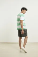 Remera blanca con rayas horizontales verdes.