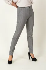 Pantalón de vestir de corte recto y tiro alto, en color gris jaspeado. Presenta cierre frontal con botón oculto, trabillas para cinturón y bolsillos laterales.