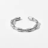 Anillo plateado abierto, formado por eslabones cilíndricos.