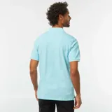 Remera tipo polo celeste con cuello y mangas con ribete blanco.