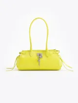 Cartera tipo shoulder bag de cuero vacuno en color amarillo, con doble asa de hombro, cierre superior y detalles de tiras laterales colgantes. Incluye aplique de cerradura metálica con candado y llavero colgante en el frente.
