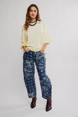 Remera de algodón muy suave, de calce oversize y silueta recta, con escote redondo y mangas cortas de hombro caído.
