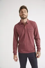 Remera polo de manga larga para hombre, confeccionada en algodón. Presenta un diseño de ajuste regular, con cuello clásico, cierre frontal con botones, bolsillo delantero con botón y logo bordado.