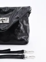 Bandolera roja de cuero sintético con solapa y cierre metálico plateado.