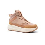 Bota casual de caña alta estilo zapatilla, confeccionada en una combinación de tonos tostados, marrones y detalles rosados. Presenta suela chunky de goma blanca, cordones redondos y ganchos metálicos superiores.