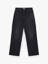 Jeans de tiro medio con corte recto desde la cadera hasta el bajo, de color celeste claro. Diseño clásico de cinco bolsillos con cierre de cremallera y botón metálico.