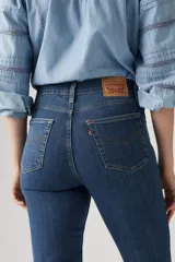 Jeans Levi's 724 Hi Rise Straight Way Back, de tiro alto y corte recto, color azul denim.