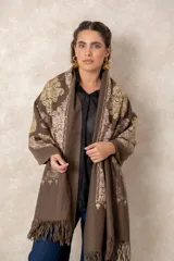 Pashmina marrón de cashmere, con patrones bordados detallados en hilo dorado y beige, y terminación en flecos.
