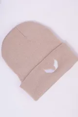 Gorro tipo beanie de punto color marrón, con diseño acanalado y logo bordado en color blanco en la parte frontal.