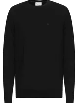 Sweater de lana merino color negro, de corte regular y cuello redondo. Presenta puños y dobladillo de punto acanalado, y el logotipo de monograma tonal de Calvin Klein bordado en el pecho.