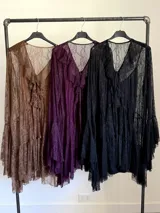 Vestido corto de encaje color marrón chocolate, con mangas largas estilo victoriano y volados en el ruedo. Incluye un vestido interior de algodón.