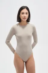 Body de manga larga confeccionado en poliamida, con diseño al cuerpo y cuello redondo a la base.