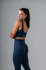 Top deportivo azul con textura acanalada, escote redondo y breteles anchos.