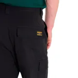 Pantalón de hombre de corte recto, color negro, con bolsillos laterales tipo cargo, bolsillos traseros con solapa y bragueta con cierre.