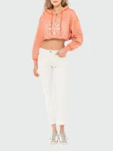 Buzo corto con capucha color naranja, con cierre frontal y estampado circular en el pecho.