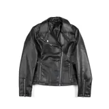 Campera de cuero sintético negra estilo biker, con solapas amplias, cierre cruzado, bolsillos laterales con cierre y herrajes plateados.