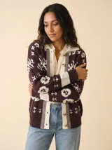 Cardigan de punto color cacao con estampado floral en color crema, cuello abrigado y cierre frontal de botones.