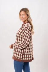 Sweater oversize de punto con cuello alto, diseño geométrico en color marrón y beige.