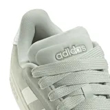 Championes Adidas Grand Court Alpha, color gris claro con las tres tiras blancas y detalles plateados en el talón. Confeccionados en gamuza y cuero sintético, con mediasuela Cloudfoam y suela de caucho.