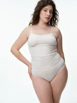 Camiseta de microfibra seamless color negro, con breteles finos y diseño ajustado al cuerpo.
