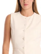 Chaleco sastrero de crepe color crema, con cuello a la base, cierre frontal con botones forrados y ruedo en punta. Cuenta con bolsillos simulados y forro interno a tono.