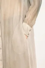 Camisa larga de viscosa y seda, semitransparente, con efecto degradé artesanal, cuello mao, cierre frontal con botones y mangas largas.