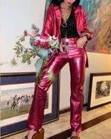 Pantalón de cuero metalizado color fucsia, de corte recto y tiro medio, con bolsillos delanteros y traseros.