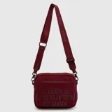 Cartera bandolera Bubba modelo Mila, color bordó, de diseño rectangular con bolsillo frontal con cierre y estampa con texto alusivo a la marca. Cuenta con correa ajustable con logotipos grabados y herrajes metálicos negros.