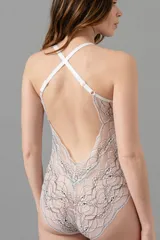 Body de puntilla combinada con breteles elásticos regulables cruzados en la espalda y broche en la entrepierna.