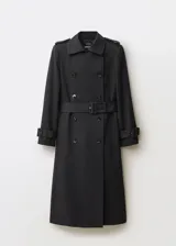 Trench coat largo de color negro con diseño de doble botonadura, cuello con solapa, trabillas en hombros y puños, y cinturón desmontable con hebilla. Cuenta con forro interior y abertura posterior.