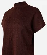 Blusa de mujer color marrón oscuro con textura acanalada, cuello alto y mangas cortas.