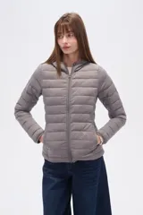Campera gris acolchada con capucha, cierre frontal y bolsillos laterales.