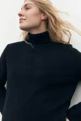 Suéter negro de tejido de punto con cuello alto.