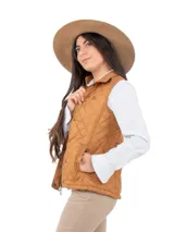 Chaleco acolchado color rojo, con cuello mao, cierre frontal y bolsillos laterales con solapa y broche.