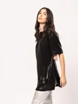 Remera blanca oversized de tela elastizada con tajos laterales y escote redondo.