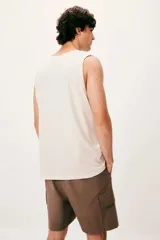 Musculosa Hering de color amarillo claro, con cuello redondo y estampa frontal fotográfica de un paisaje marino con texto.