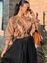 Falda larga plisada de satén color negro, con efecto brillante y cintura elástica.