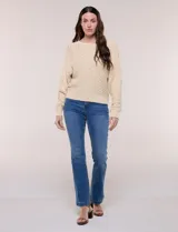 Buzo de algodón blanco con diseño de punto calado y mangas anchas.