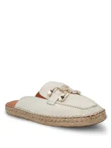 Alpargatas tipo mule color blanco, confeccionadas en cuero, con detalle de herraje metálico dorado en el empeine y suela de yute trenzado.
