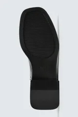 Bota de media caña con detalle de pespunte en la parte superior, cierre mediante cremallera lateral, horma cuadrada y suela a tono con ligero tacón.