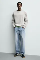 Zapatilla de cordones estilo retro, color negro con detalles en blanco y suela de goma color caramelo.